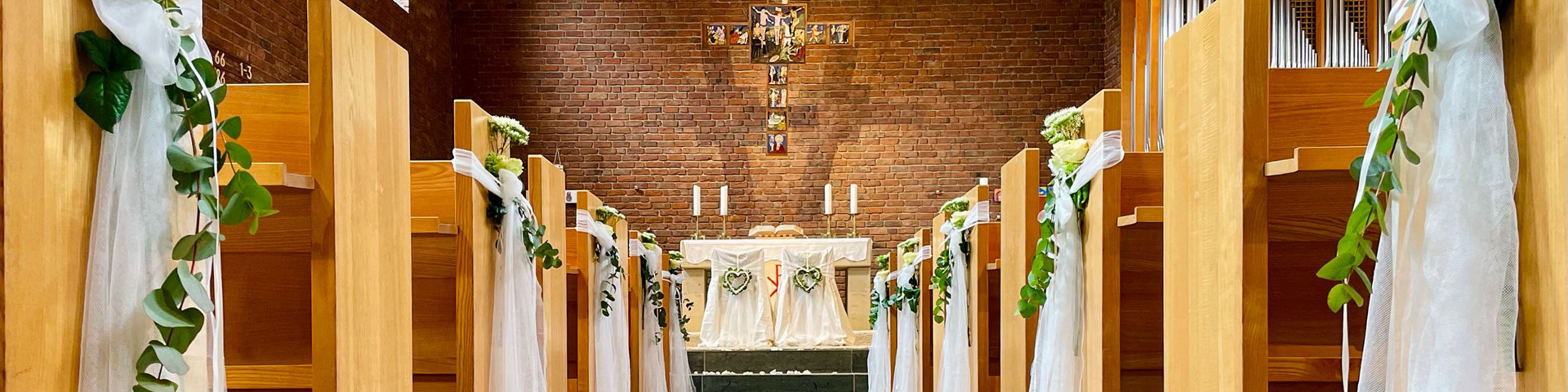 Kirche Bendestorf mit Hochzeitsschmuck